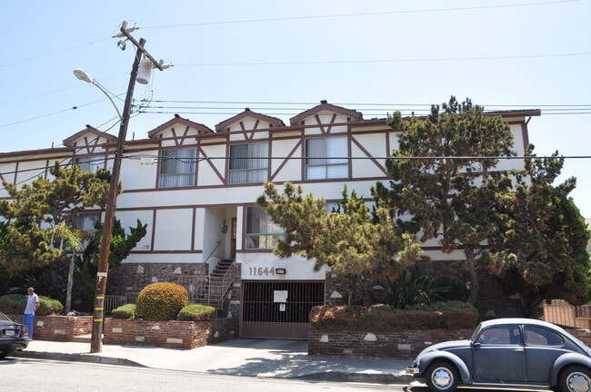 Building Photo - Pinnacle Acacia LLC Rental