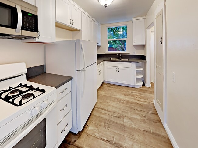 Building Photo - 4671 Edgeware Rd