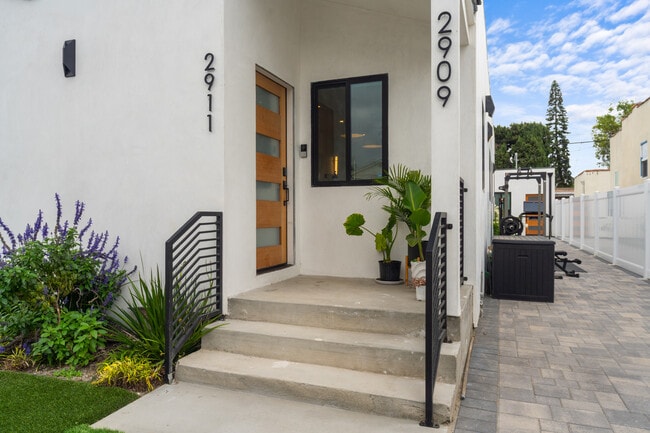 Photo - 2911 S Rimpau Blvd