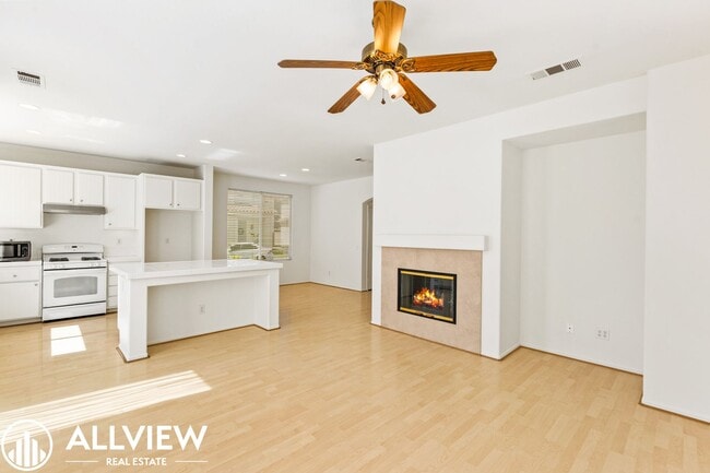 Building Photo - Bright & Spacious 3-Bedroom 2.5 Bath Home in Gated Oak Creek Community