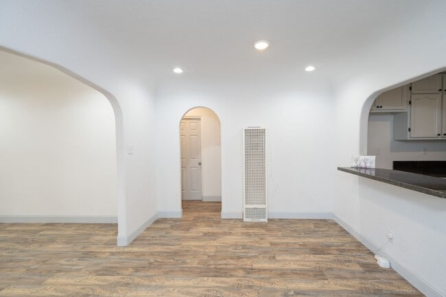 Photo - 822 E Windsor Rd Unit 822