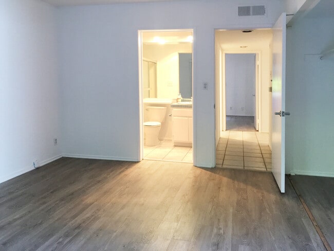 Master Bedroom and ensuite bathroom - 4627 Finley Ave Unit 101