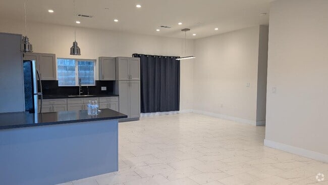 Building Photo - 158 E Floral Dr Unit #C Rental