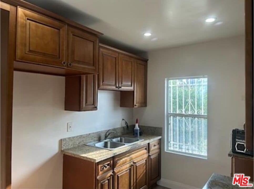 Photo - 1402 E 57th St