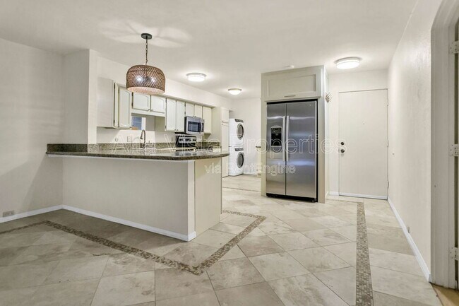 Building Photo - 2600 Torrey Pines Rd Unit Apt B18