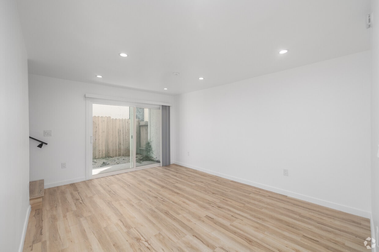 3D Tour - 708 N. Juanita Ave.