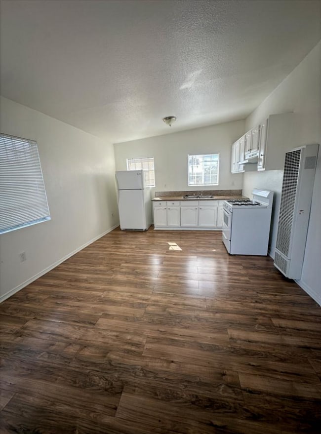 Photo - 1016 W 103rd St