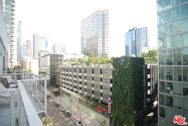 Photo - 645 W 9th St Unit 725