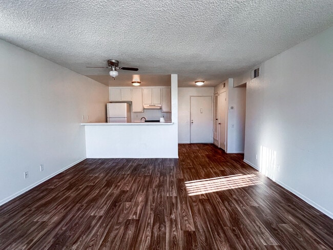 Building Photo - 1400 E Palm Canyon Dr Unit 109
