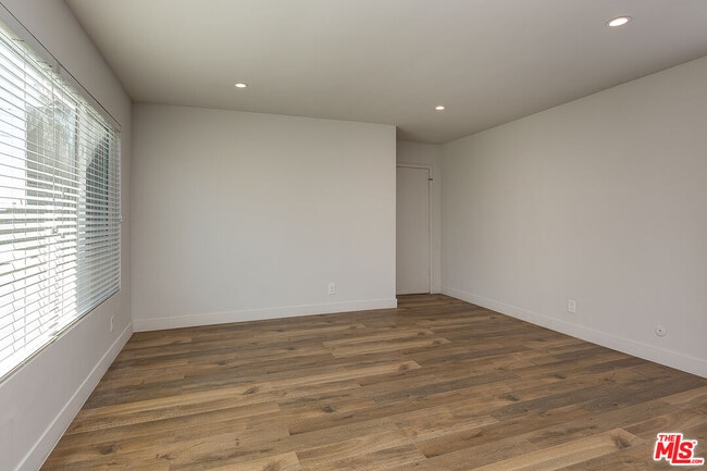 Photo - 845 S Kenmore Ave Unit 201