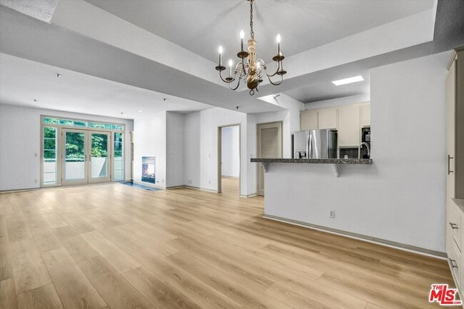 Building Photo - 2222 Beachwood Dr Unit 408