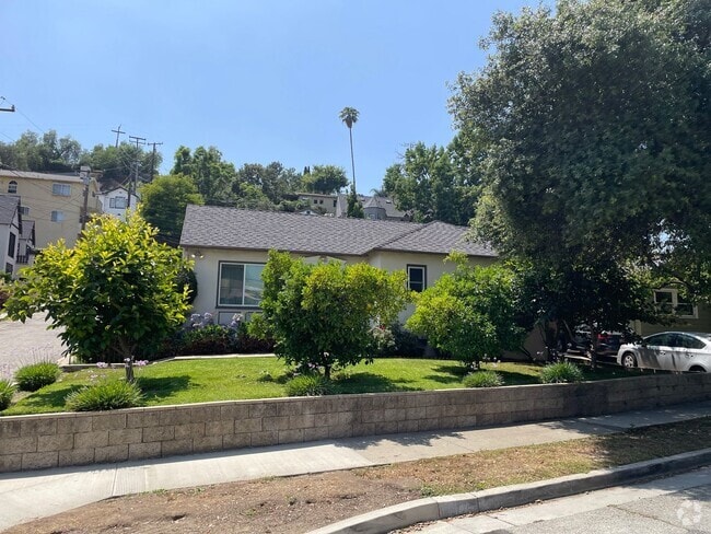 Building Photo - Charming 3-Bedroom Home with Gardener Serv...