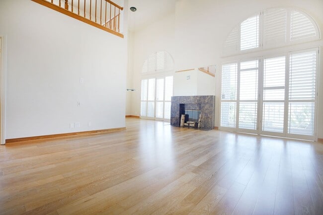 Building Photo - Sunlight Galore 2 Bed / 3Bath + Loft + Sun...
