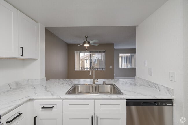 2BR, 2BA - 918SF - Kitchen - Live the Life You’ve Been Dreaming Of