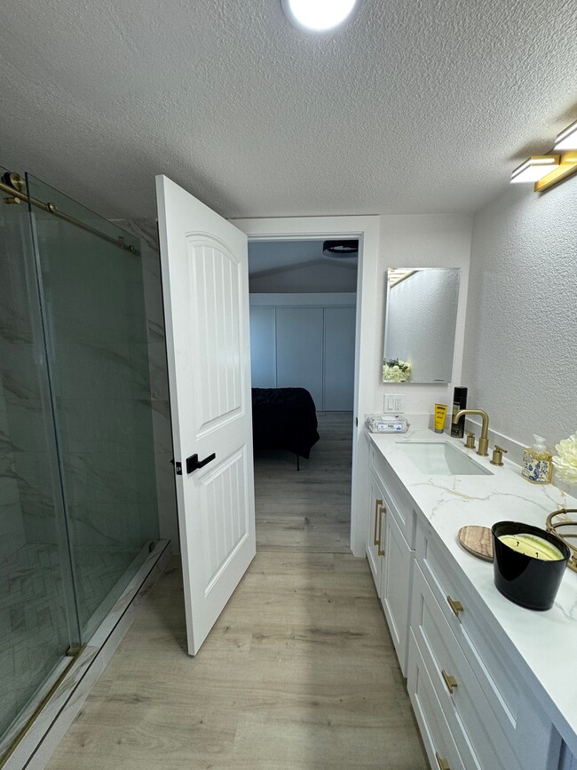 Photo - 1565 Joanne St