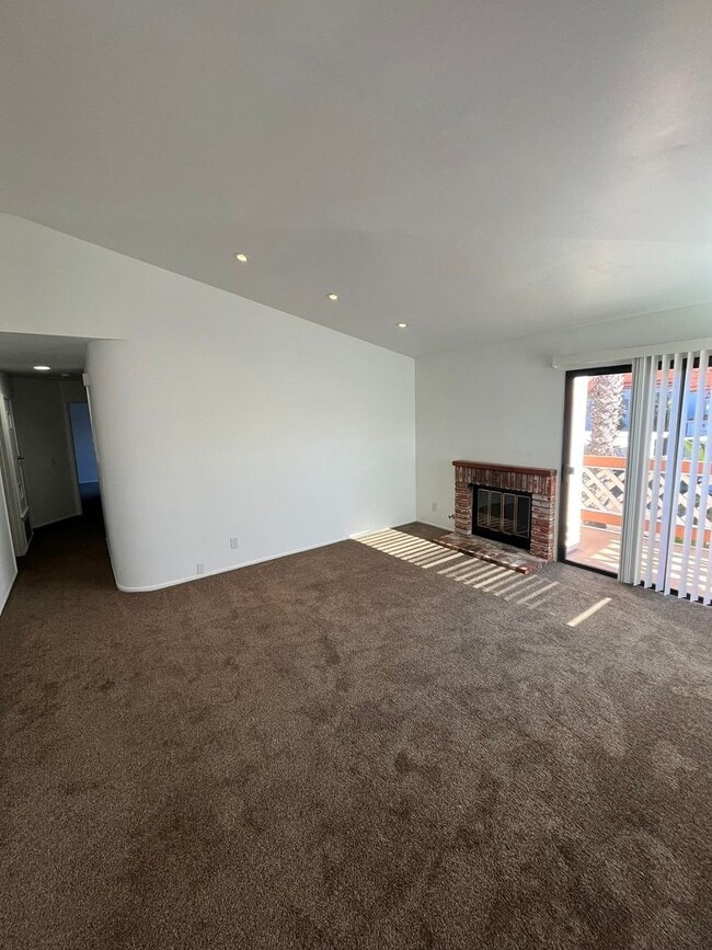 Building Photo - Beautifully Remodeled 2-Bed Condo with Private Patio in Casablanca