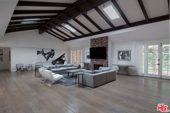 Photo - 1121 N Beverly Dr