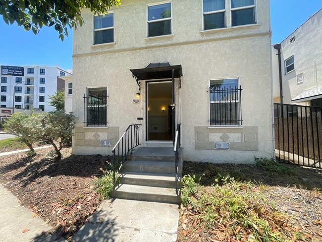 Building Photo - 5904 San Vicente Blvd Unit 5904