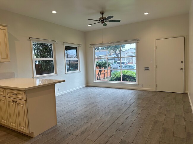 living room - 1038 W 84th Pl Unit 1040.5