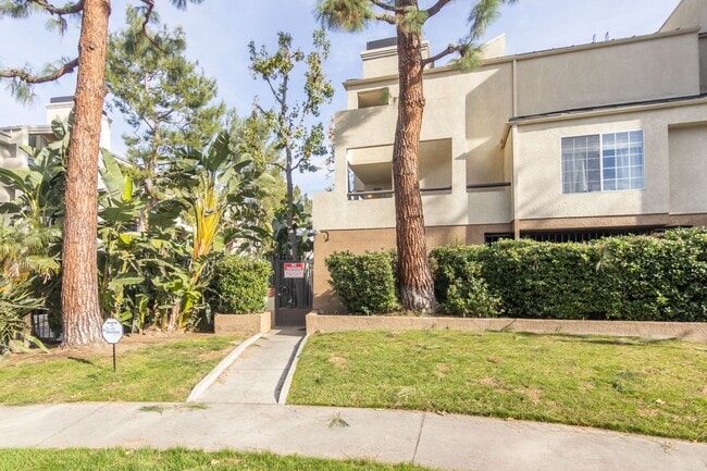 Building Photo - 5500 Owensmouth Ave Unit 5500 Owensmouth Ave #216