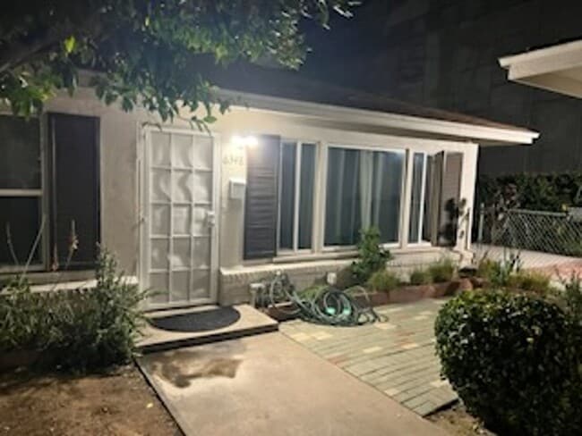 Building Photo - Charming 2 Bedroom Home with Private Garag... Unit 6348