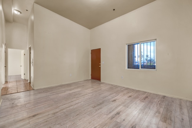 Photo - 5869 S Figueroa St Unit 5