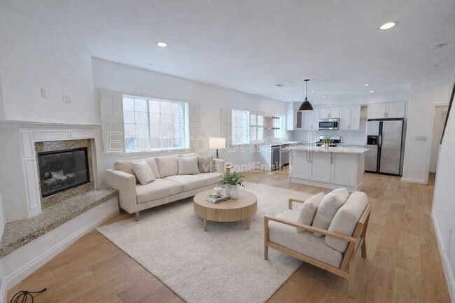 Building Photo - 1521 S Hayworth Ave Unit 102