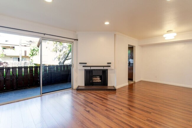 Photo - 14990 Victory Blvd