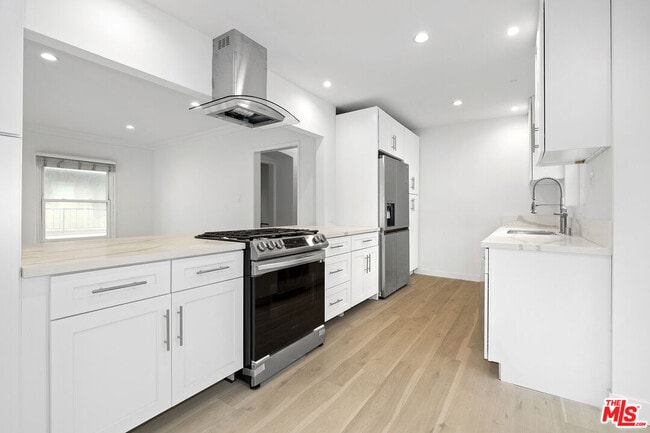 Photo - 142 N Hamilton Dr Apartment Unit PH