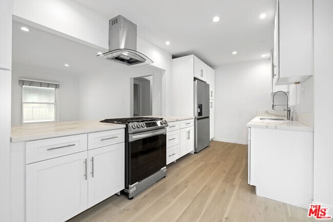 Building Photo - 142 N Hamilton Dr Unit PH Rental