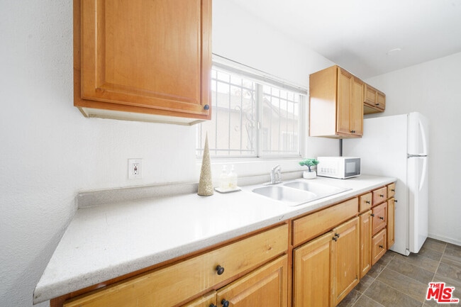 Photo - 640 W 81st St