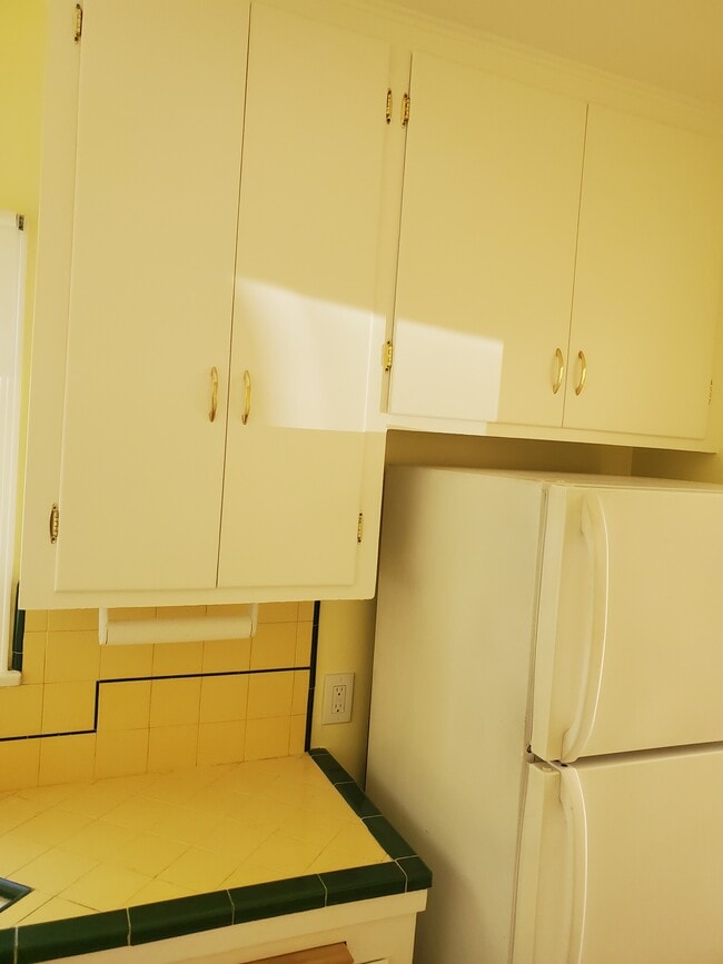 Building Photo - 148 N Beachwood Dr Unit Studio apt. Inc utilities