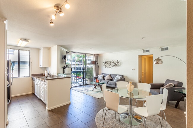 Building Photo - 7320 Hawthorn Ave Unit 213