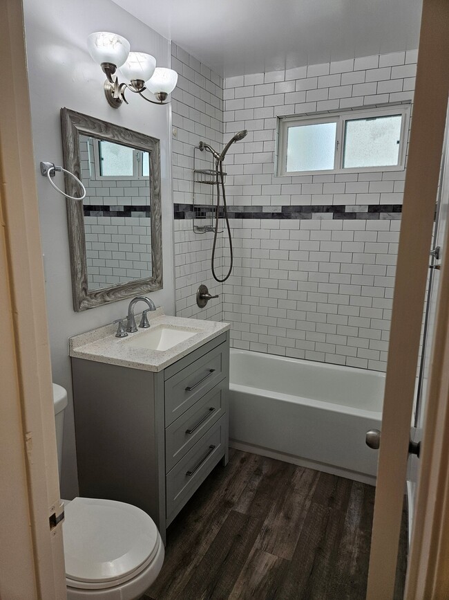Photo - 1035 W 12th St