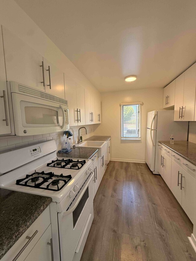 Kitchen#F - 532 Pier Ave