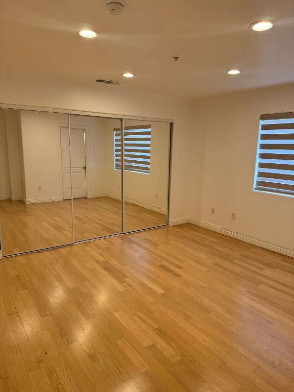 Photo - 15053 Victory Blvd