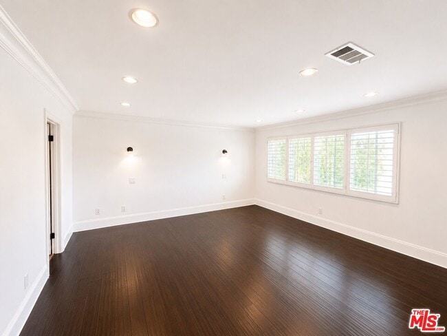 Photo - 18113 Bromley St