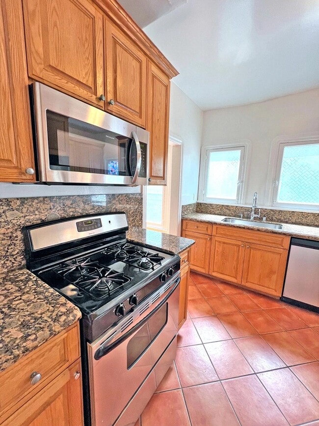 Photo - 335 N Orange Grove Ave Unit 1