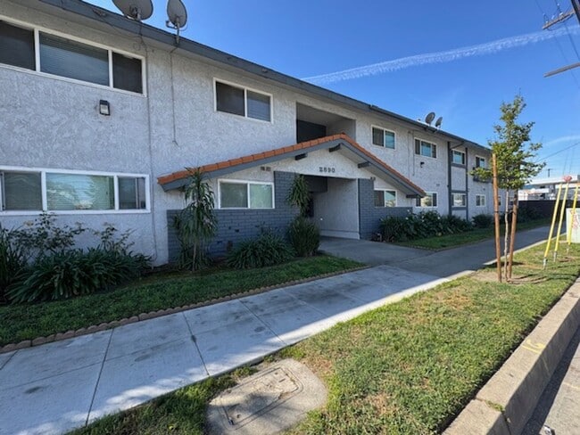 Building Photo - Long Beach 2 bed 1.5 Bath Condo - Pool, Laundry, & Parking included!