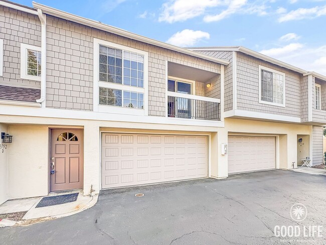 Building Photo - Beautiful 2B/2BA Townhouse with Attached 2...