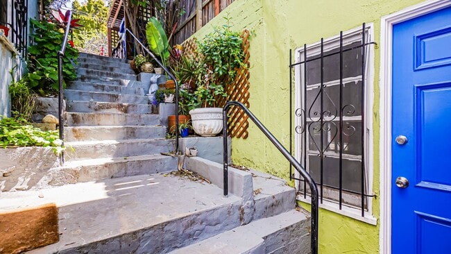 Photo - 2065-2067 1/2 Ivar Unit 2065 1/2 Ivar Ave