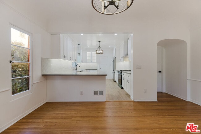 Photo - 1122 S Tremaine Ave