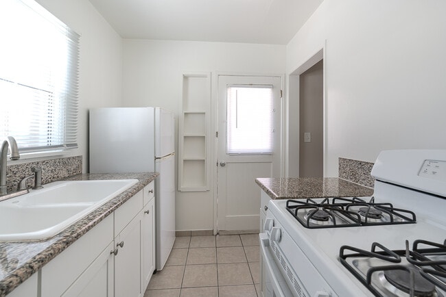 Kitchen #H - 330-350 Waldo Ave