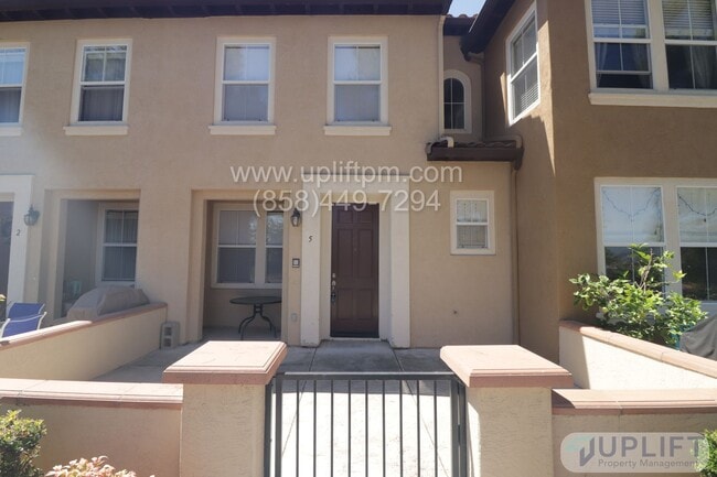 Building Photo - 2 Bed, 3 Bath Townhome Near Parks, Shoppin...