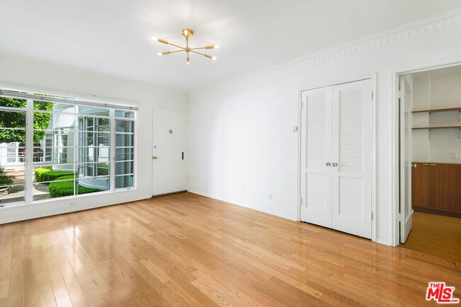 Photo - 154 N Sycamore Ave Unit 4