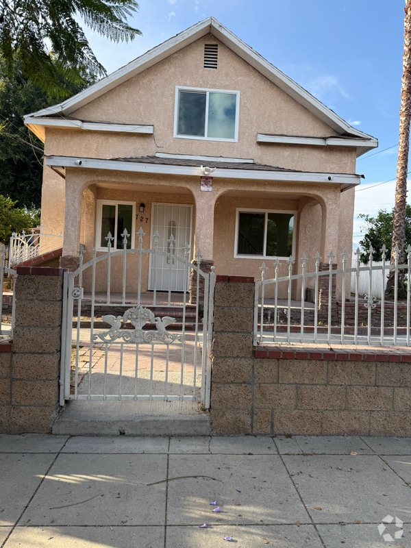 Building Photo - 727 E 11th St Rental