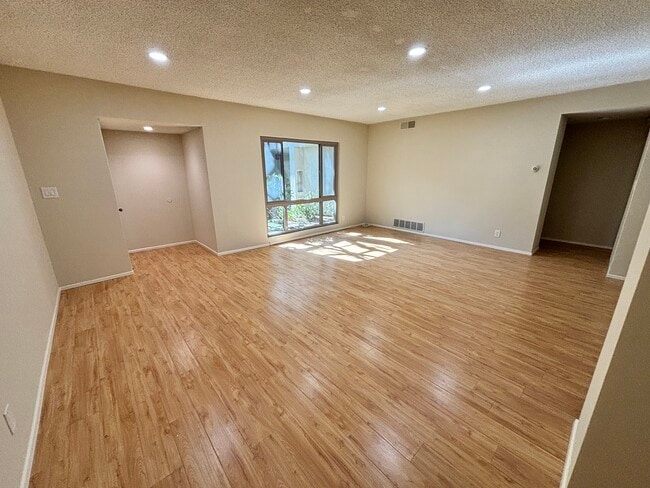 Building Photo - 1740 Huntington Dr Unit G