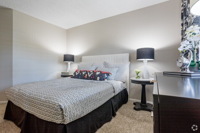 2BR, 2BA - 981 SF - Bluffs