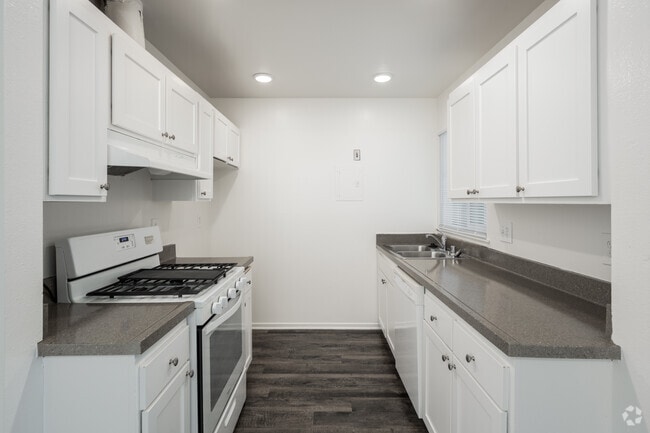 2BR, 1BA - 850SF - Kitchen - Lincoln-Moody Apartments