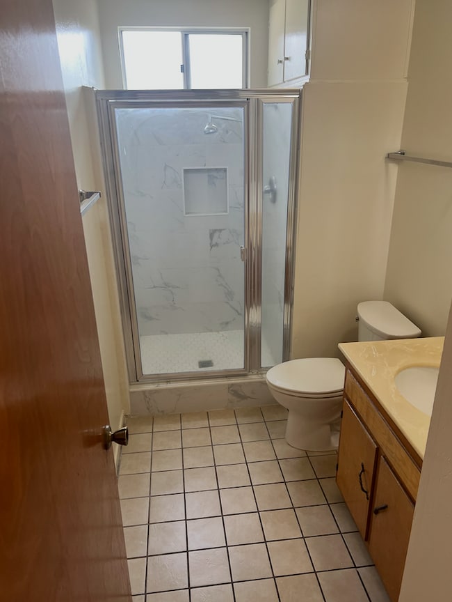 Bathroom 1 accessible from hallway - 3262 Montrose Ave Unit A